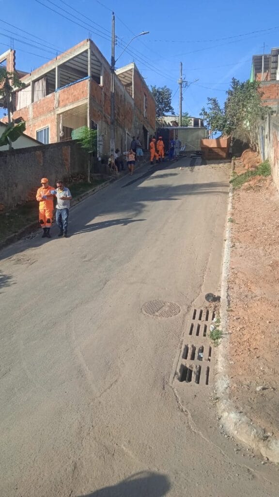 Caminhão Tomba no Bairro Santa Cruz em Coronel Fabriciano e Assusta Moradores 1 0f4fe169 cee1 49ae b53a fa5f6ade331c 1