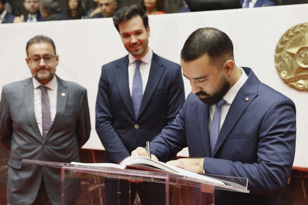 Ex-vereador Lincoln Drumond, impedido de concorrer em 2024, assume como Deputado Estadual! 1 54baeaea 7253 472e 997a 49ae1338ad21 1