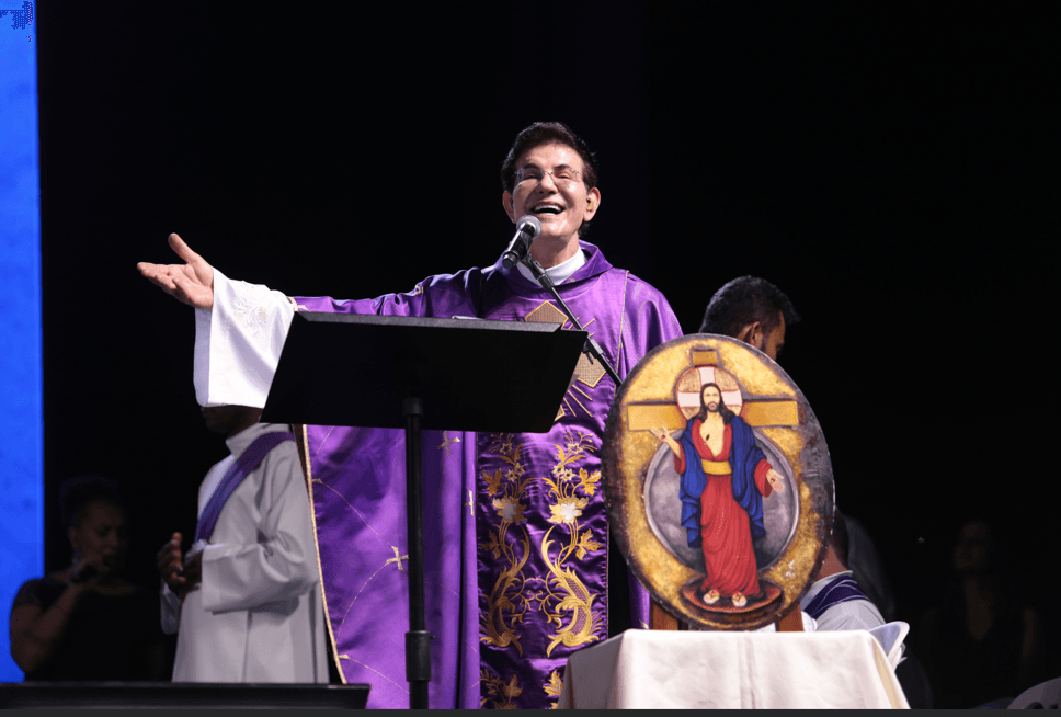 Missa e Show com Padre Reginaldo Manzotti reúnem cerca de 20 mil pessoas em Fabriciano 2 image 1